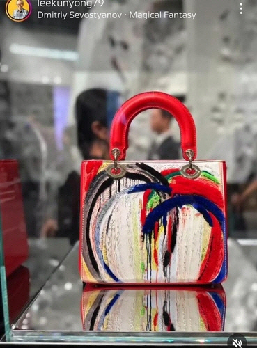 이건용 작가 작품을 모티브로 한 레이디 디올 가방[이건용 작가 인스타그램 캡처] 연합뉴스